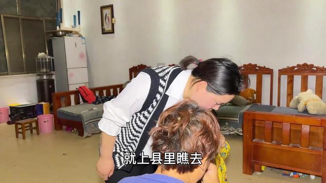 可爱小猫向上跳