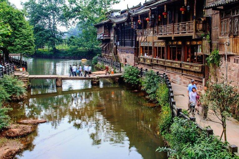 2024年的“招财”元素,杨紫、迪丽热巴都在穿,时髦又吸精,惊艳